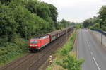 DB Cargo 189 022 mit einem Ganzzug aus Schiebewandwagen.
Fotografiert am 27. Juni 2017 in Köln, genauer im Bereich des Bahnübergangs Mülheimer Ring.