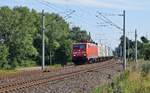 DB Cargo 189 003 zieht einen Containerzug am 18.07.17 bei Wahnebergen in Richtung Bremen.