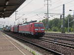 Durchfahrt 189 001-1 mit einem kurzem Güterzug durch den Bahnhof Berlin Flughafen Schönefeld am 15. August 2017.