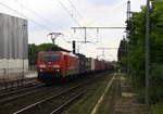 189 008-6 DB fährt mit einem Containerzug aus Duisburg-Rheinhausen-Ost(D) nach Małaszewicze(PL) bei Ausfahrt  in Rheinhausen-Ost und fährt in Richtung Duisburg-Hochfeld-Süd.
Aufgenommen vom Bahnsteig in Duisburg-Rheinhausen-Ost. 
Bei Sommerwetter am Abend vom 27.7.2017. 