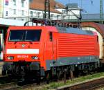 189 032 am 12.04.2007 bei der Durchfahrt durch Regensburg Hbf.