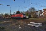 Reichlich leere Autotransportwagen am Haken kommt am heutigen Abend die 189 053-2 durch den Rheydter Hbf gen Köln gefahren.