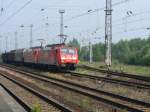 Aufgebgelt passieren 189 058-1 und 189 XXX-X mit ihrem schweren Gterzug am 26.05.2007 den Hp Rostock-Dierkow.