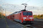 DB Cargo Deutschland AG mit  189 058-1  [NVR-Number: 91 80 6189 058-1 D-DB] und PKW-Transportzug fahrt kurz zum Personalwechsel im Bf. Flughafen Berlin Schönefeld ein, 27.09.18