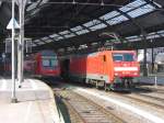 189 057 und ein Doppelstocksteuerwagen als RE 4 nach Dortmund treffen sich am 12.04.07 in Aachen Hbf.