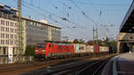 4. August 2018 in Dresden Hbf. 189 001-1 ist gerade mit einem Containerzug gen Süden unterwegs. 