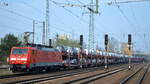 DB Cargo Deutschland AG mit  189 056-5  [NVR-Number: 91 80 6189 056-5 D-DB] mit PKW-Transportzug (VW Nutzfahrzeuge aus polnischer Produktion) + Schiebewandwagen am fährt zum Kurzhalt