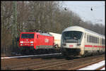 Während Railion 189013-6 am 5.3.2005 im Ausweichgleis im Bahnhof Natrup Hagen in Richtung Münster auf eine Überholung wartet, kommt auf dem Gegengleis ein Intercity in Richtung Osnabrück vorbei.