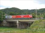 189 025 mit einem Gterzug auf der Niederwarthaer Brcke.