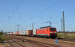 189 061 schleppte am 22.09.19 einen Containerzug durch Weissig Richtung Dresden.