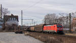 23. Februar 2019 in Magdeburg-Sudenburg. 189 020-1 ist mit Schiebewandwagen unterwegs gen Osten. 