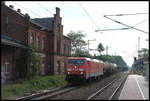Railion 189035-09 fährt hier am 30.05.2007 mit einem Güterzug in Richtung Magdeburg an dem nicht mehr betriebenen Bahnhofsgebäude Wusterwitz vorbei.