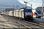 Containerzug mit 189 995-4 (Siemens ES64F4-095) der Mitsui Rail Capital Europe GmbH (MRCE), vermietet an die SBB Cargo International AG, und Re 474 009-8 der SBB Cargo AG, vermietet an die SBB Cargo International AG, durchfährt den Bahnhof Arth-Goldau (CH) auf Gleis 5 Richtung Flüelen (CH).
[20.9.2019 | 17:29 Uhr]