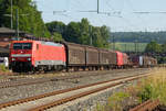 Am 28. Juni 2011 fährt Lok 189 022 mit einem Güterzug aus Saalfeld durch den Bahnhof Kronach