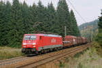 18. Oktober 2006, Bei Steinbach a.W., am km 43,00 der Frankenwaldbahn, fährt Lok DB 189 055 mit einem Güterzug bergauf. Lok 151 151 schiebt nach.