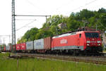 18. Mai 2011, Lok 189 001 fährt mit einem Containerzug in Richtung Saalfeld durch den Bahnhof Kronach 
