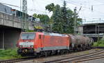 DB Cargo AG [D] mit  189 049-0  [NVR-Nummer: 91 80 6189 049-0 D-DB] und gemischtem Kesselwagenzug am 22.07.22 Durchfahrt Bhf.