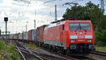 DB Cargo AG [D] mit  189 005-2  [NVR-Nummer: 91 80 6189 005-2 D-DB] und einem Containerzug  am 13.07.22 Vorbeifahrt Bahnhof Magdeburg-Neustadt.