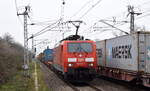 DB Cargo AG [D] mit  189 018-5  [NVR-Nummer: 91 80 6189 018-5 D-DB] und einem Containerzug  am 14.02.23 Durchfahrt Bahnhof Berlin Hohenschönhausen.