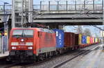 DB Cargo AG [D] mit ihrer  189 016-9  [NVR-Nummer: 91 80 6189 016-9 D-DB] und einem Containerzug am 30.03.23 Durchfahrt Bahnhof Berlin Hohenschönhausen.