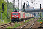 Containerzug mit 189 005-2 (Siemens ES64F4) muss auf der Fahrt Richtung Braunschweig im Bahnhof Magdeburg-Sudenburg erst einmal auf die Seite.