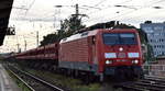 DB Cargo AG, Mainz mit ihrer  189 063-1  (NVR:  91 80 6189 063-1 D-DB) und einem gemischten Güterzug am 18.10.23 Höhe Bahnhof Magdeburg Neustadt.