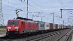 DB Cargo AG, Mainz mit ihrer  189 005-2  (NVR:  91 80 6189 005-2 D-DB ) und einem Containerzug am 31.01.24 Vorbeifahrt Bahnhof Rodleben.