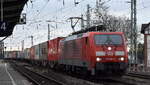 DB Cargo AG, Mainz mit ihrer  189 011-0  (NVR:  91 80 6189 011-0 D-DB ) und einem Containerzug am 31.01.24 Vorbeifahrt Bahnhof Magdeburg Neustadt.