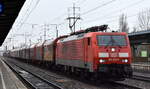 DB Cargo AG, Mainz mit ihrer  189 008-6  (NVR:  91 80 6189 008-6 D-DB ) und einem gemischten Güterzug am 14.02.24 Durchfahrt Bahnhof Schönefeld bei Berlin.
