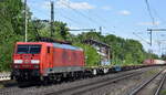 DB Cargo AG, Mainz mit ihrer   189 002-9  [NVR-Nummer: 91 80 6189 002-9 D-DB] und einem schwach ausgelastetem Containerzug am 14.05.24 Höhe Bahnhof Niederndodeleben.