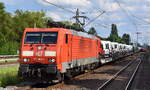 DB Cargo AG, Mainz mit ihrer  189 061-5  [NVR-Nummer: 91 80 6189 061-5 D-DB] und einem Transportzug fabrikneuer VW-Nutzfahrzeuge aus polnischer Produktion am 23.05.24 Durchfahrt Bahnhof