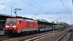 DB Cargo AG, Mainz mit ihrer  189 055-7  [NVR-Nummer: 91 80 6189 055-7 D-DB] und einem fast leeren PKW-Transportzug Richtung Frankfurt/Oder am 22.05.24 Höhe Bahnhof Schönefeld b.