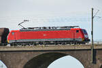 Ende September 2025 habe ich auf der Duisburg-Hochfelder Eisenbahnbrücke die DB-Elektrolokomotive 189 047-4 ablichten können.