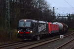 193 318 Backbone fährt mit 189 027 und einem Mischer durch Erftwerk in Richtung Köln.

Grevenbroich 19.12.2025