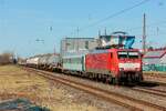 DB 189 025-0 mit Militärbegleitwagen & mit einem gemischten Güterzug in Hilden, März 2026.