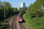 Erz-Umleiter: 189 040 und 189 038 passieren mit ihrem umgeleiteten Erzzug Saarbrücken, bevor sie durch den Schleifmühler Tunnel und auf die Fischbachtalbahn fahren. (25.04.2026)
