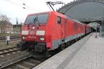 Während man in Dresden-Neustadt auf einen Dampfsonderzug anläßlich des Dampfloktreffens 2026 wartet, rumpelt auf einem Mittelgleis unüberhörbar ein typischer DB Cargo-Zug mit der jetzt auch schon in die Jahre gekommenen 189 013 vorbei.