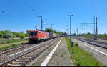 Geh�rt hier nicht zum Standardverkehr: Umgeleiteter Containerzug mit 189 057-3 (Siemens ES64F4) bei der Durchfahrt des Bahnhofs Angersdorf Richtung Sangerhausen.

🧰 DB Cargo
🕓 13.5.2025 | 11:15 Uhr
