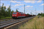 DB  189055-7 f�hrt hier mit einem gemischten G�terzug am 23.06.2026 um 15.23 Uhr durch den Bahnhof Landsberg in Richtung Halle an der Saale.