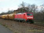 189 035 zieht am 05.04.06 einen Harnstoffzug aus Richtung Dessau kommend durch den Bahnhof Raguhn.