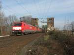 189 068 ist am 23.02.2008 mit einem 140er Doppelpack und einem Erzzug bei Kln auf der Sdbrcke unterwegs.