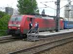 Eine der ganz wenigen Leistungen im Personenzugverkehr der Baureihe 189. Die 189 045-8 am 02.05.2008 um 15:02 Uhr kurz vor der Abfahrt mit dem D12..  Saratov Express  im Bahnhof  Berlin Zoo . Der Zug fhrt ber Warschau, Minsk und Moskau nach Saratov. Im letzten Jahr habe ich vor diesem Zug die Baureihe 145 gesehen. 