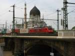 189 010-2 ist mit einem Containerzug auf der Marienbrcke in Dresden unterwegs,im Hintergrund die Yenidze.24.05.08.