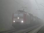 Was fr ein Wetter...diese Lokomotive rauscht durch den dichten Nebel bei Elten. Das Bild stammt vom 04.11.2008