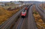 Am 04.12.08 zieht 189 063 einen Gterzug durch Bitterfeld in Richtung Berlin.