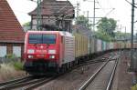 Hier kommt die 189 010 mit ihrem Containerzug in den Bahnhof Ludwigslust gefahren.