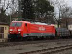 Die 189 055 mit einem Stahlzug am 23.02.2009 bei der Durchfahrt in Hochstadt.