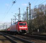 189 017-7 durchfhrt am 1.04.09 mit Fernlicht und einem leeren Containerzug Hamburg-Harburg Richtung Hamburg-Waltershof.