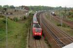 189 004 zieht am 26.04.09 einen Containerzug durch Bitterfeld Richtung Berlin. Im Hintergrund kommt noch V 141 der RBB mit einem Gz gefahren.