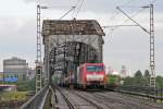 189 023 mit einem Containerganzzug auf der Rheinbrcke in Duisburg-Baerl.